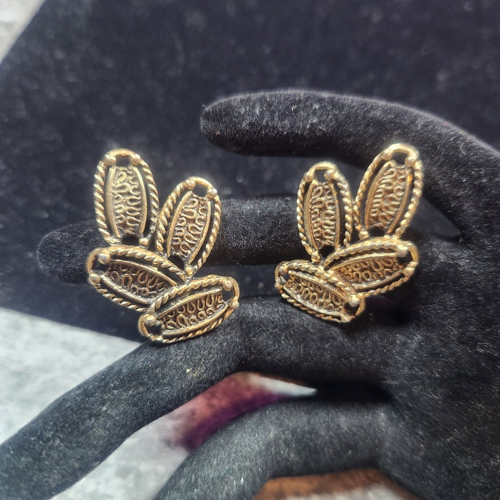 Vintage Sarah Coventry Gold Tone Filigree Clip On Earrings Textured Openwork